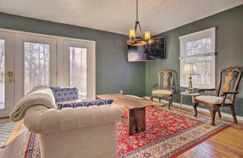 Blue Ridge Retreat with Mountain Views and Deck - Foto 1