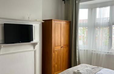 Ealing ,South Ealing, ,Richmond park ,Heathrow airport,Gunnesbury park,London - Foto 2