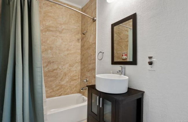 Experience Serenity in a 4br/3ba Downtown Home - Foto 17