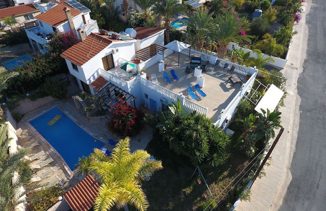 Lovely 7 Bedroom Villa !! - Photo 1