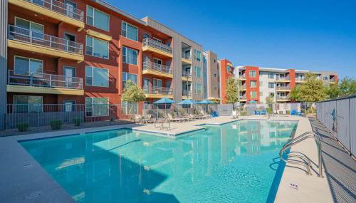 Posh 2BD - Gym, Pool, Parking, W-D - Sleeps 8 - Foto 2
