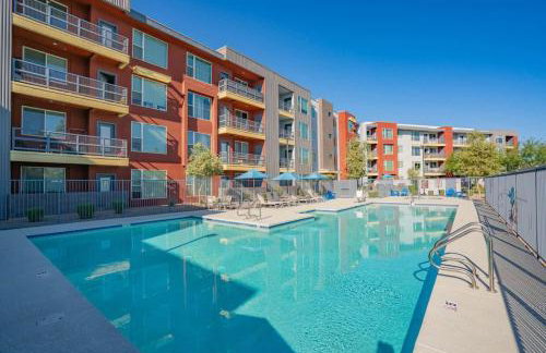 Posh 2BD - Gym, Pool, Parking, W-D - Sleeps 8 - Foto 2
