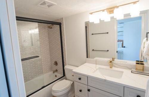 Luxury direct oceanfront corner with a large private balcony, heated pool and garage - Photo 19