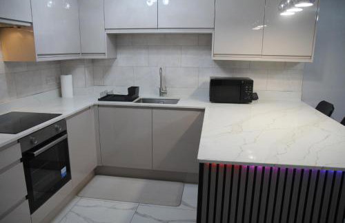 Comfy 2-bedroom Flat with Private Parking - Foto 13