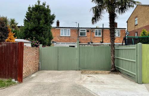 Somers 4 bed House off road parking pet friendly - Foto 51