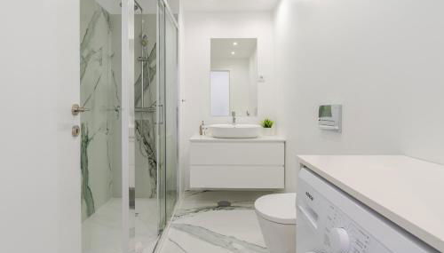 HostWise Cozy Studio with Balcony and Garage - Photo 3, towels, Shower