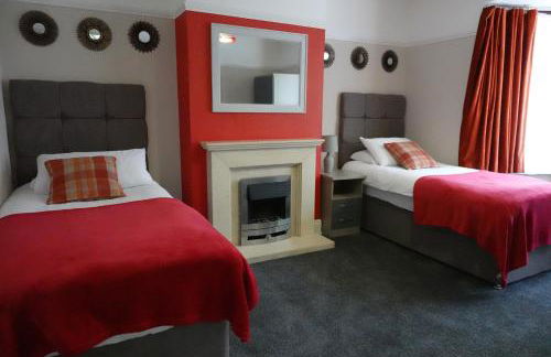Large 4 Bed House, Sleeps 7, Near NEC, BHX, City Centre - Foto 8