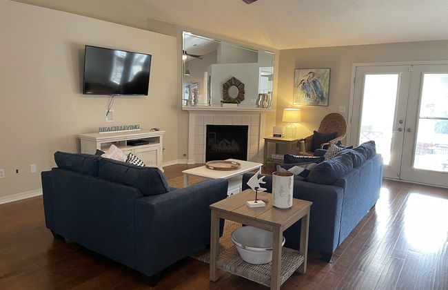 Coastal Retreat 3 Bedroom Home by RedAwning - Photo 9