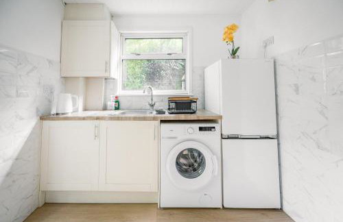 Cambridge North 3 Bedroom Family Home, Spacious Garden, BBQ & Parking - Foto 16