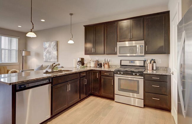 Marbella Lane Executive Townhome, 20 mins to Boulder - Photo 15