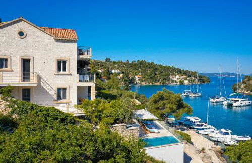 VILLA PHILIPPA - luxurious five-room villa - idyllic location - first row to the sea - spectacular view of the sea bay - unforgettable sunsets - 15 minutes from Supetar ferry port - free parking - private heated pool - Foto 6