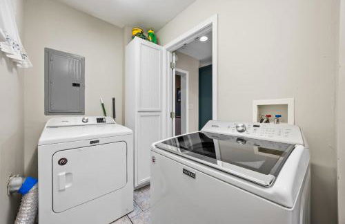 3BR Cozy Family Home with HotTub & Spacious Backyard - Foto 48