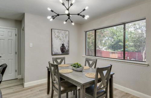 11 Mi to Six Flags! Poolside Oasis in Bedford - Foto 4