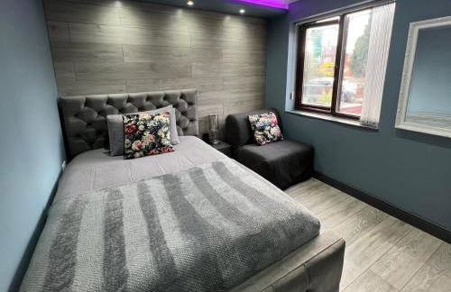 MODERN SUITES -5 Bedroom House- With FREE PARKING Birmingham city - Foto 50