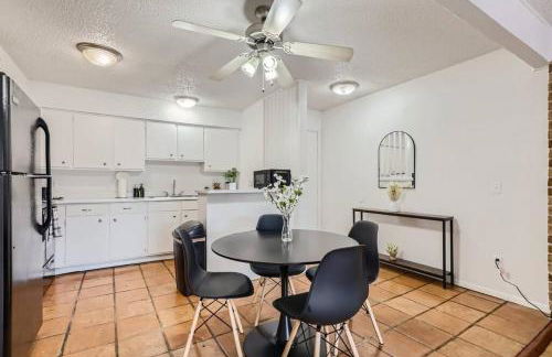 Your 2B Getaway - Walk Dtwn - Sleeps 6 - Pool and Prkg - Foto 25