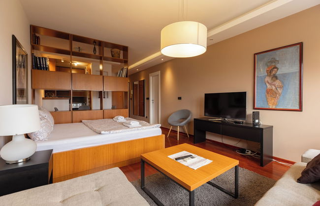 Central Park Apartments - Photo 9