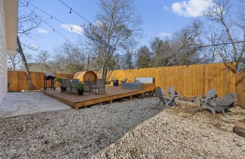 5th St Getaway w Sauna Hot tub Firepit & Game Room - Foto 23