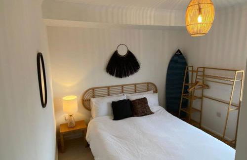 Cliffside 3 Bedroom House with Sea Views - Photo 5