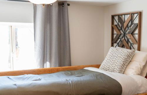 NEW! HUGE 5BR Mountain Views Game Room Hot Tub Lawn Games BBQ - Photo 25