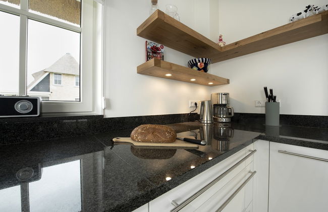 Chic Villa With a Fireplace at Tjeukemeer - Photo 13