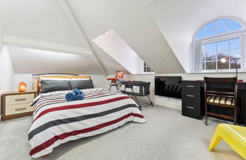 Exquisite 2-Bedroom Penthouse-Sleeps 7-Free Parking with Workspace & High-Speed WiFi - Foto 22