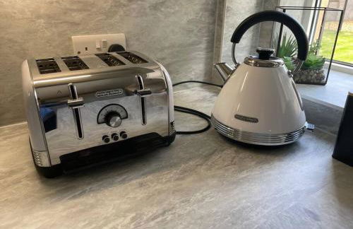 Lovely 2 bed apartment with hot tub log burner and off street parking - Foto 12