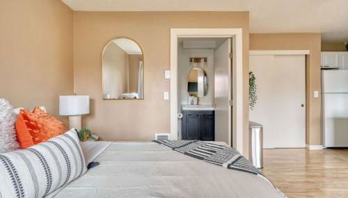 Stay Portland - John's Landing Haven - Studio Near OHSU - Photo 5