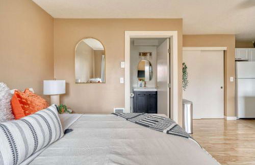 Stay Portland - John's Landing Haven - Studio Near OHSU - Photo 5