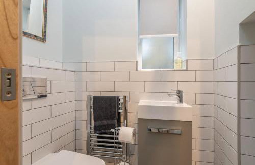 Sleeps 6 4 bedrooms 2 minute walk to the Square Hosted Happy Valley Cast - Photo 15