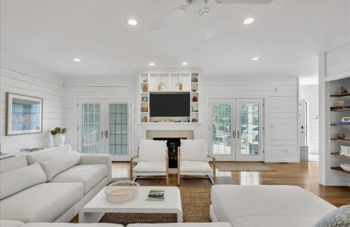 Stay 1 Block from Ocean at 7-Bed Retreat with Yard, Deck and Game Room, Host Up to 22 Across 16 Beds, Gas Fireplace, Gas Grill, Ample Parking, Walk to Menauhant Beach, Perfect for Family Getaway, 24 Hr Hospitality - Foto 31