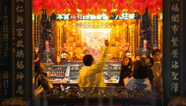 Lugareños con ofrendas