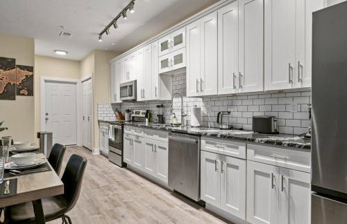 Upscale 2BR suite With Free Parking and Walkable Area - Foto 19