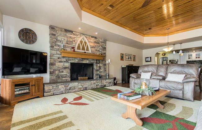 Waterfront 5 BR w/ Hot Tub Sleeps 13! - Foto 30