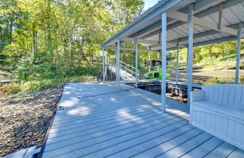 Lakefront Gilbertville Haven with Private Boat Dock! - Foto 33