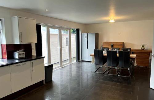 Large 5 Bedroom House Sleeps 10 Ideal for Contractors - Foto 43