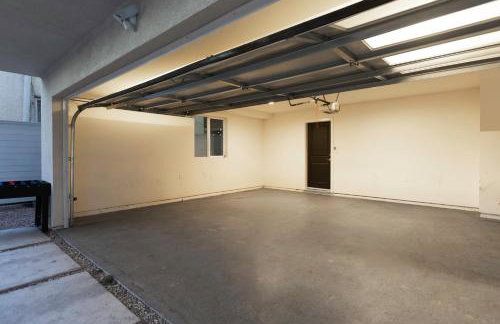 Spacious Luxury Villas in the heart of LA! Free parking and Jacuzzi - Photo 24