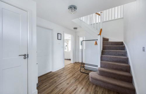 Stunning Detached House with Driveway Parking, Office Room, Self-Check-In, Fast WiFi and Smart TV with Sky and Netflix by Yoko Property - Photo 40