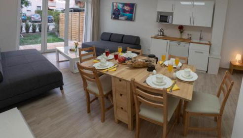 Eleonoras Ferienwohnung in Würzburg Stadt mit Terrasse und eigenen Parkplätzen vor der Tür, für große Gruppen bis zu 13 Personen geeignet - Foto 4, minibar