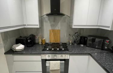 Luxury 3 Bed House - 10 min walk from Dartford Town Centre - Fully Refurbished - Photo 5
