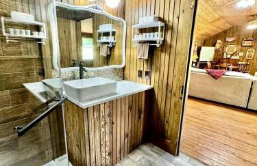 Tranquil Riverfront Cabin Retreat with Wildlife, Trails & Open Skies in Tahlequah, Oklahoma - Foto 41