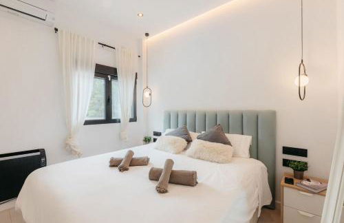 Spacious villa with private pool & garden for 4 - Photo 29