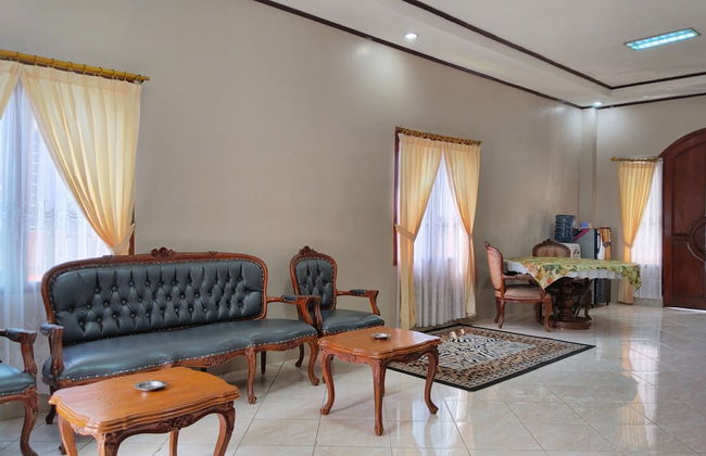 Villa Yustisia Curug 7 Cilember - Foto 34