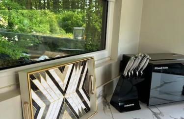 Luxurious Glass House with Private Hot tub - Photo 25