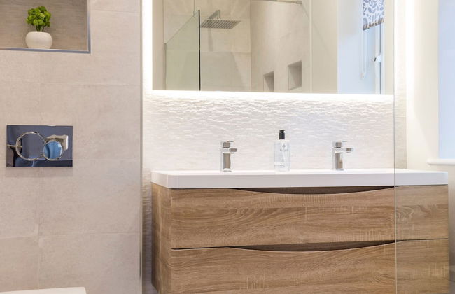 Stylish new Home With Parking - King Beds Garden - Foto 27