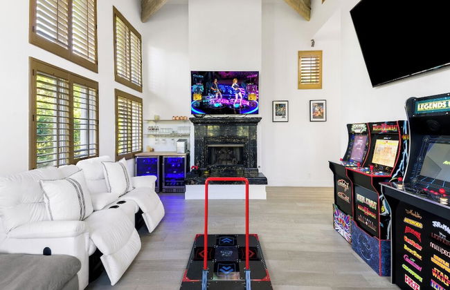 Carolwood - Modern Tuscan Villa With Rolling Lawns and Loggia in Holmby Hills - Photo 61