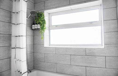 Spacious 3BR Weekend Getaway Home Near Etihad and Coop Live - Free Parking! - Foto 27