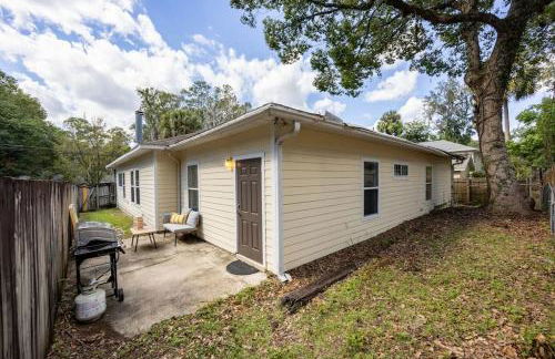 Your UF Getaway: 1 Block from Campus - 4 BD Haven - Foto 44