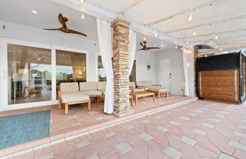 Luxe 4BR Waterfront w Htd Pool 5min to Beach - Foto 110