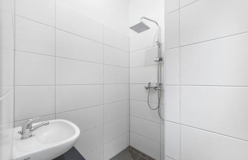 LeHaStays - Apartments Buckau 16a I Küche I Smart TV mit Netflix I toller Innenhof - Photo 15