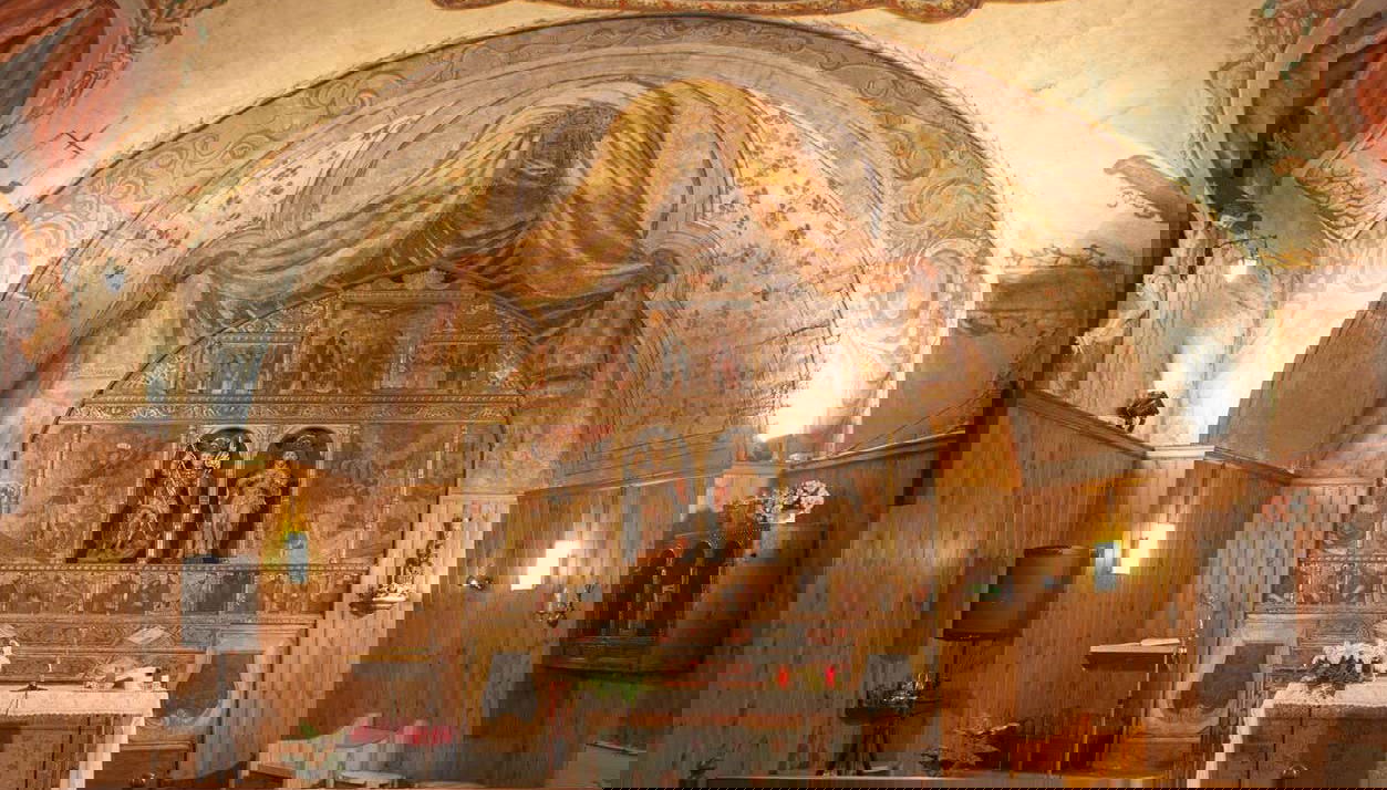 Altar en la iglesia de Sant Miquel de La Mosquera